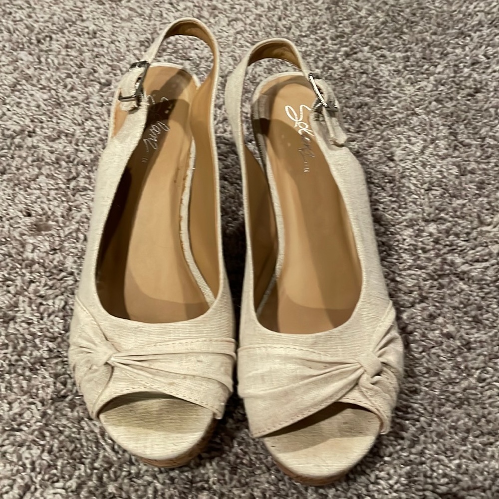 Cute beige wedge!  Super cute- like new!